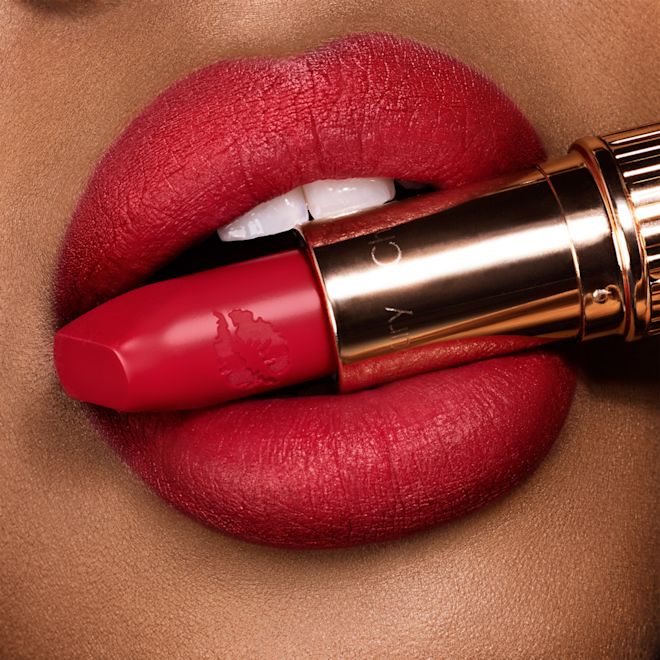 Charlotte Tilbury - hot lips CARINA’S LOVE (lip liner nyx offert)