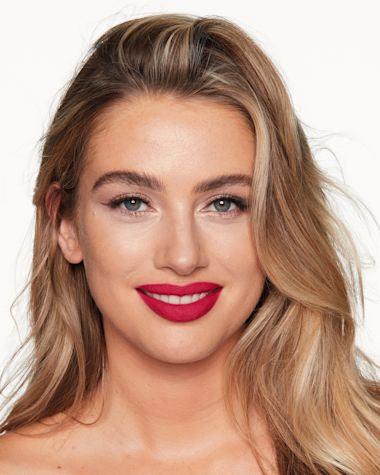 Charlotte Tilbury - hot lips CARINA’S LOVE (lip liner nyx offert)